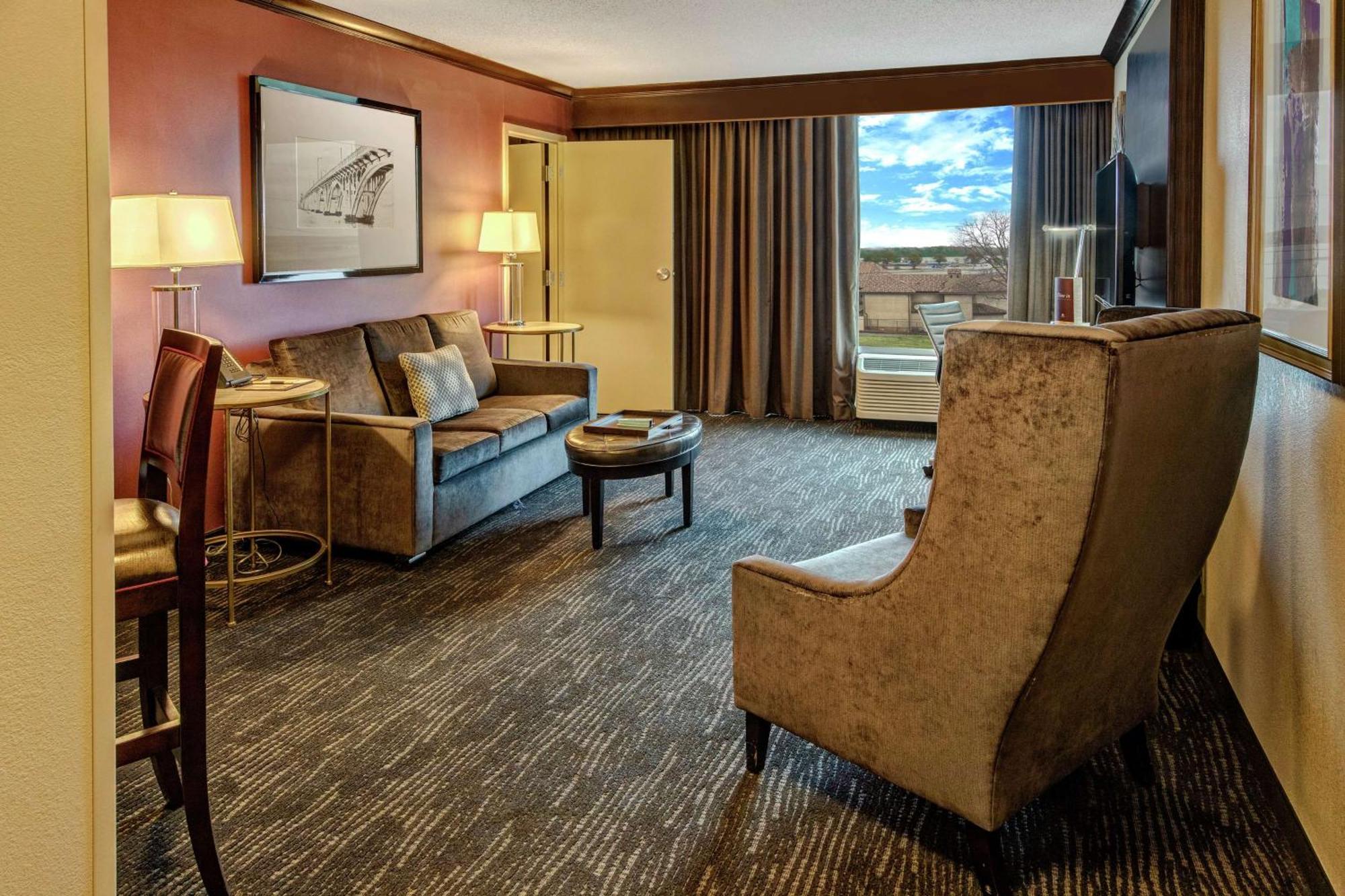 Doubletree By Hilton Decatur Riverfront Esterno foto